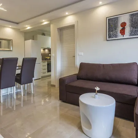 Holiday home House With Private Pool And Balcony